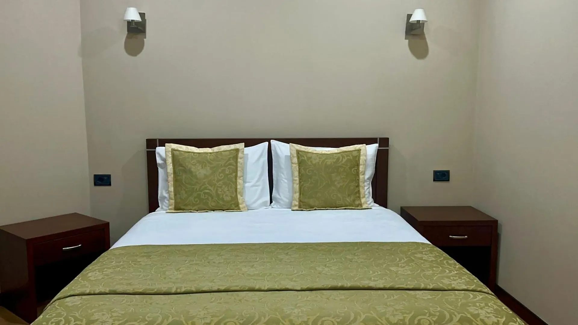 Rritja E Koranit Hotel Tushemisht